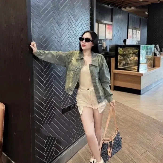 Áo khoác bò nữ xước. Form vừa người. M62 55kg đổ lại ( có 6 túi )   Women. Top Jacket SEO 0