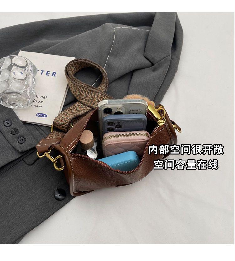 Product Introduction of Túi Boston, Thời Trang, Phong Cách Cổ Điển Mới, Túi Đeo Chéo Dễ Phối Đồ Dây Đeo Rộng Hợp Xu hướng Túi Gối Nhỏ Thích Hợp Cho Vai, Được Đánh Giá Tích Cực 6670, Độc Đáo 5