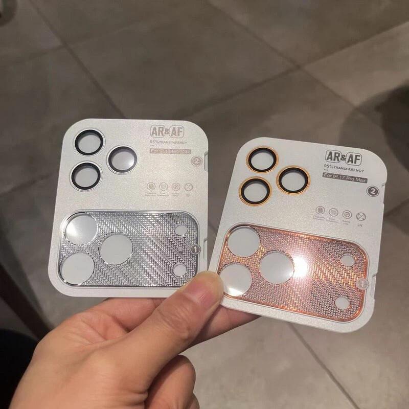Bộ bảo vệ ống kính trong suốt phù hợp cho ống kính iPhone 17 Pro Max và tương thích với miếng dán màn hình bảo vệ iPhone 17 Pro, mang lại khả năng bảo vệ rõ ràng.