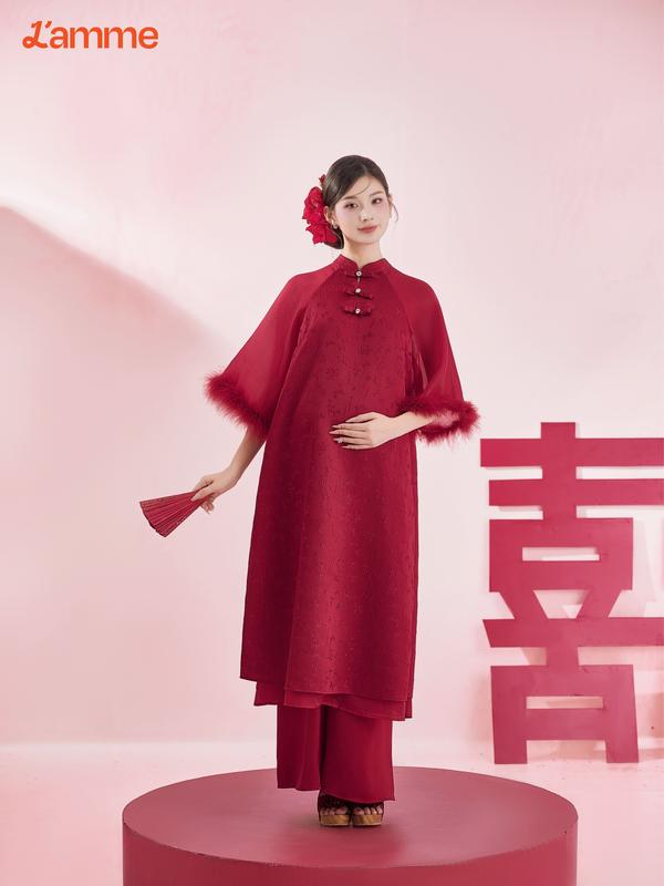   L'AMME   DIỄM PHÚC Áo dài bầu KÈM QUẦN LỤA áo dài Tết Ất Tỵ 2025 áo dài cách tân may 4 tà chất liệu lụa gấm họa tiết chìm cao cấp kèm quần lụa thiết kế dáng suông đính nơ cách điệu và phối tay lông nữ tính sang trọng áo dài cưới áo dài Tết Kem 
