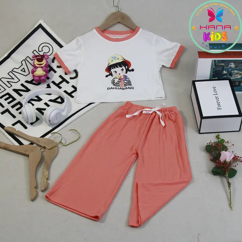 8-40kg Đồ bộ bé gái thun cotton tay ngắn quần lửng mát mẻ mùa hè có size đại,set bộ quần áo phong cách hàn quôc độ tuổi từ 3-11, thương hiệu HANA KIDS  sản phẩm có 4 màu ,hồng sen,hồng nhạt,xanh chuối,cam nhạt. 2