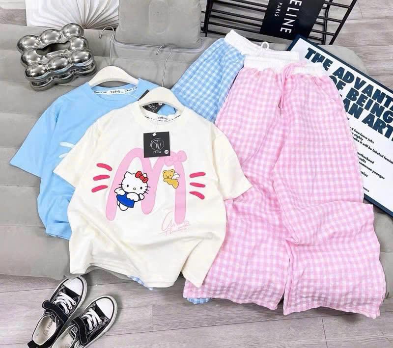 SÉT bộ quần dài áo thun bé gái (HỌA TIẾT HELLO KITTY QUẦN Ô VUÔNG 2 MÀU ) mềm mịn size 9-45 kg