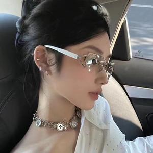 Kính râm trang trí, thời trang, dành cho phụ nữ, đinh tán kim cương, thích hợp cho các cảnh ngoài trời, hiệu ứng Bó Sát thoải mái, chống tia cực tím, có thể kết hợp với mọi thứ