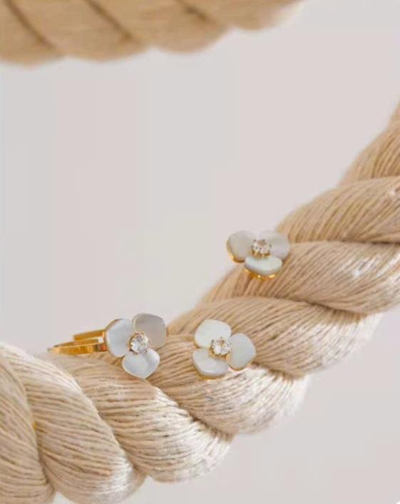 Không đen gỉ - Khuyên tai 3 cánh cánh hoa xà cừ - Stainless Titanium Shell Flower Earring 1