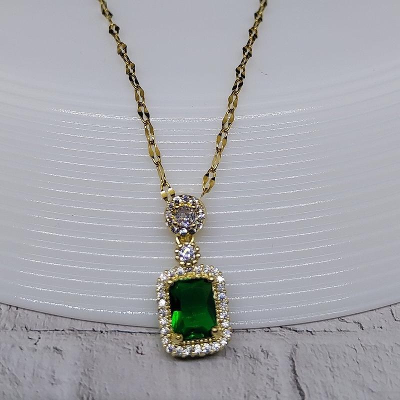 Product Introduction of Kalung Wanita Titanium Lapis Emas Plus Liontin kotak  Hijau merah Anti Karat Gold 1
