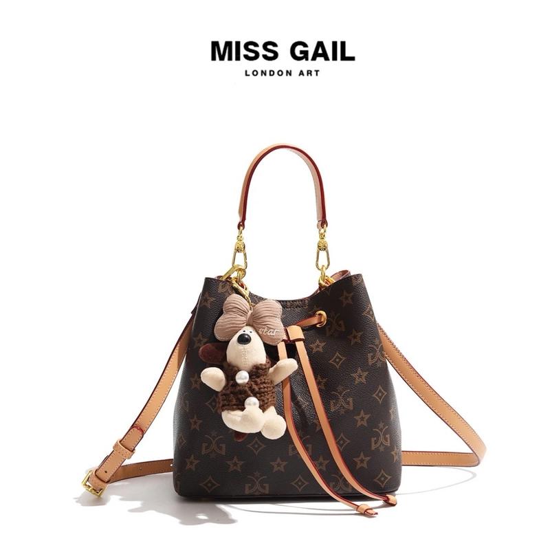 MG6993-1 - Túi Xách Nữ STORE MISS GAIL Thương Hiệu HongKong Thiết Kế Túi Bucket Dây Rút Kèm Charm Gấu Cá Tính. Xách tay/ đeo chéo. Kèm túi giấy hãng. Bag Kem