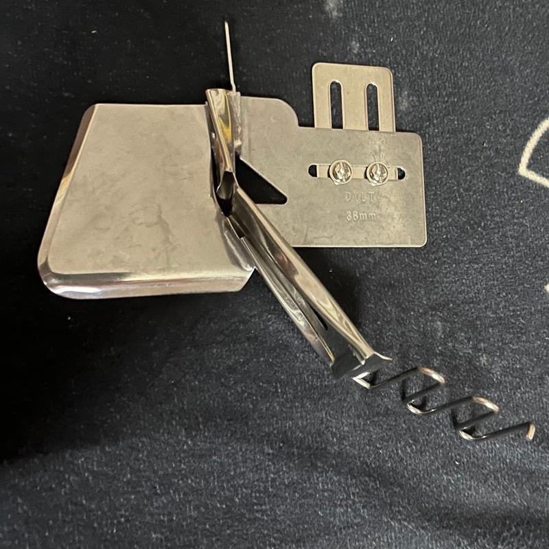 Cử viền 2 mép không cần thay răng cưa mặt Nguyệt sử dụng cho máy may 1 kim công nghiệp và gia đình cổ điển.