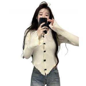 เสื้อสเวตเตอร์ผู้หญิง โซลี สไตล์เกาหลี แขนกระดิ่ง ดีไซน์ไม่ปกติ ทรงสลิมฟิต เสื้อสั้น 2024 สไตล์หวานและสาว Lady Clothing Women ไหม  พรมกระดุมหน้า