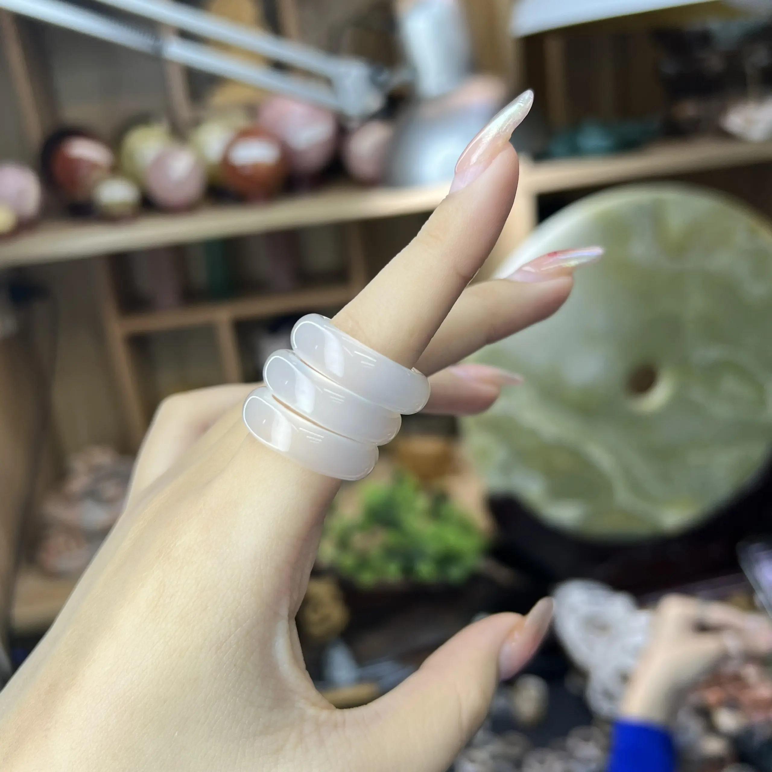 Nhẫn đa mã não trắng trong đủ size dành cho nam hoặc nữ đều được