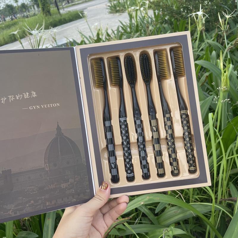 Product Introduction of [Mẫu Mới] Hộp 6 Bàn Chải “Thiết Kế Mới” Hoạ Tiết Sang Chảnh Đầu Siêu Dài Chải Răng Siêu Nhanh Tặng Kèm Hộp Đẹp Trắng Răng 4