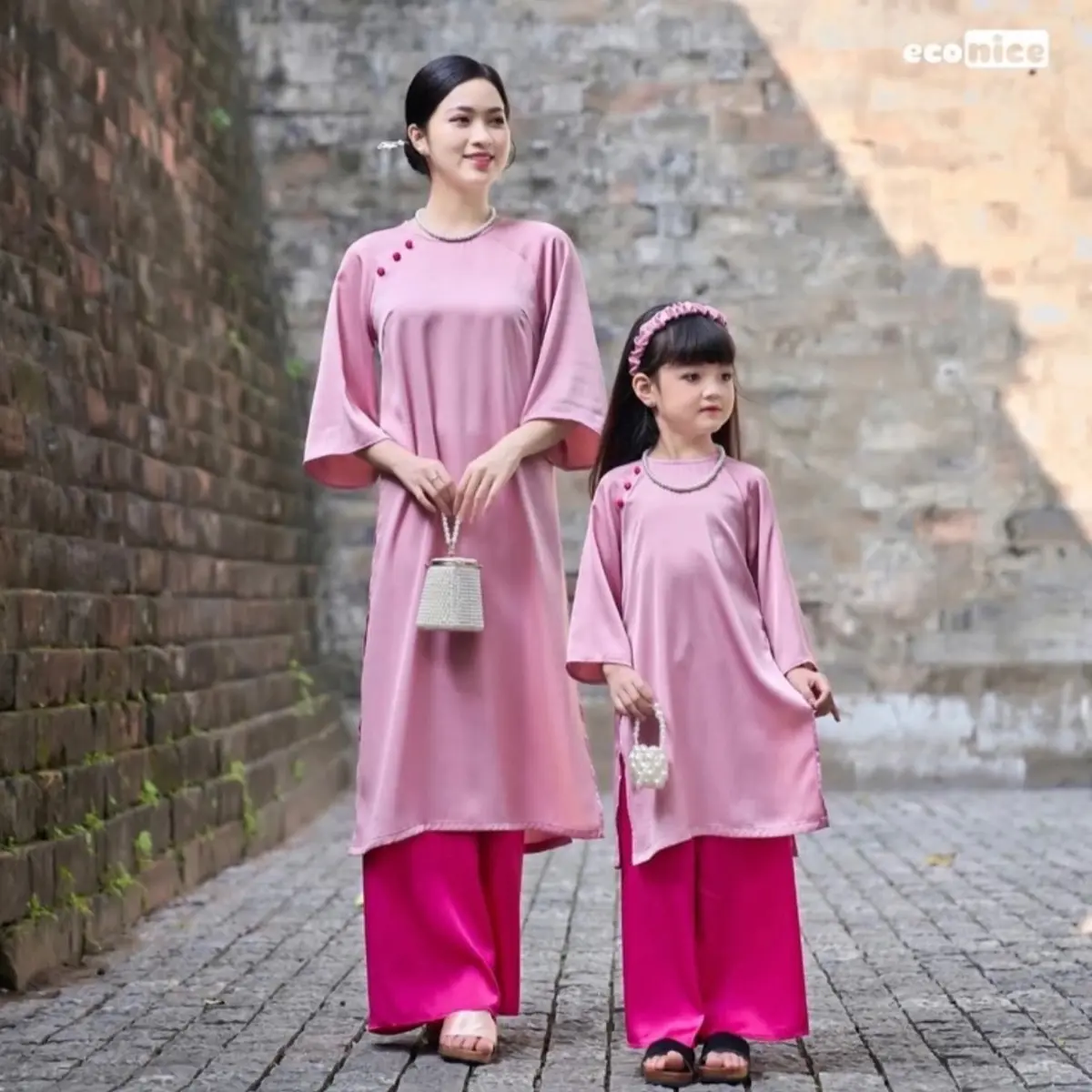 ￼Áo dài dáng xuông màu hồng phấn cổ tròn đính cúc cho Mẹ và Bé ( kèm bờm cho bé )