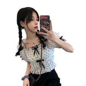 Áo sơ mi nữ phong cách Pháp tay bồng họa tiết chấm bi, tay ngắn, áo mùa hè, nơ ngắn, thiết kế trễ vai độc đáo.