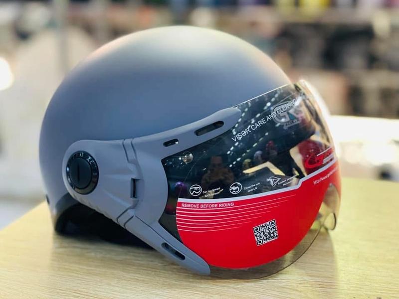 mũ bảo hiểm nửa đầu có kính chính hãng GRSA33 SIZE VÒNG ĐẦU 54CM>58CM kiểu dáng thơi trang thanh lịch phù hợp cả nam và nữ,kính trà chống chói chống lóa chống tia UV,phù hợp đi ban ngày và ban đêm, sản phẩm bảo hành 12 tháng