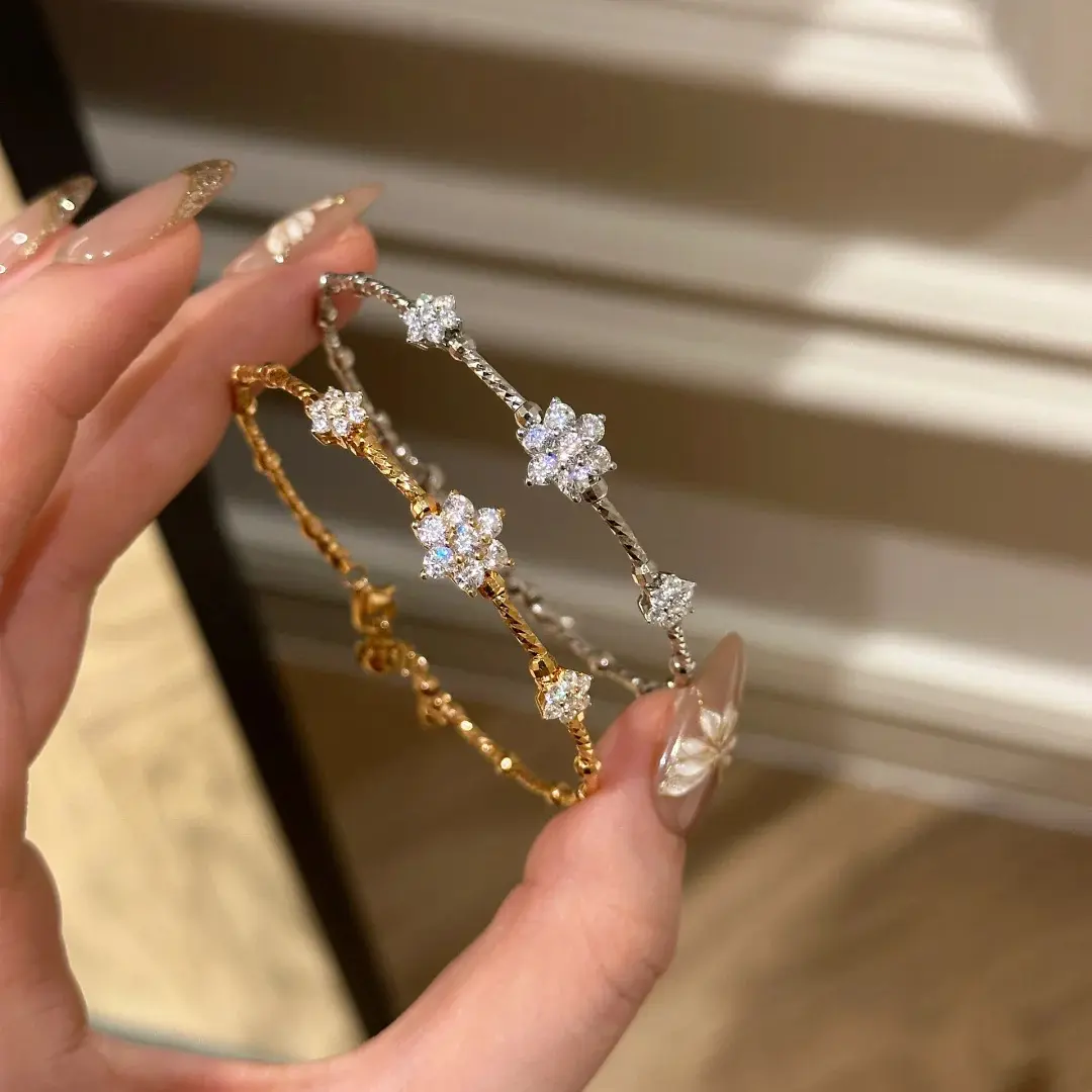 Vòng Cổ Charm May Mắn, Phong Cách Pháp, Giá Cả Phải Chăng, Thiết Kế Cổ Điển Sang Trọng, Vòng Tay Cỏ Ba Lá Co Giãn, Nạm Kim Cương, Vòng Bông Tuyết Lấp Lánh