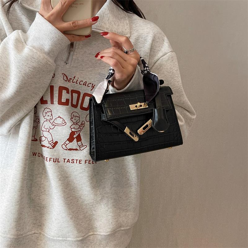 Product Introduction of Túi Xách Nữ H.M Đeo Chéo Đeo Vai Quai Xách Da Pu Vân Cá Sấu Mix Khăn Đi Tiệc Đi Chơi Sang Chảnh MIQI BAG TX-103 6