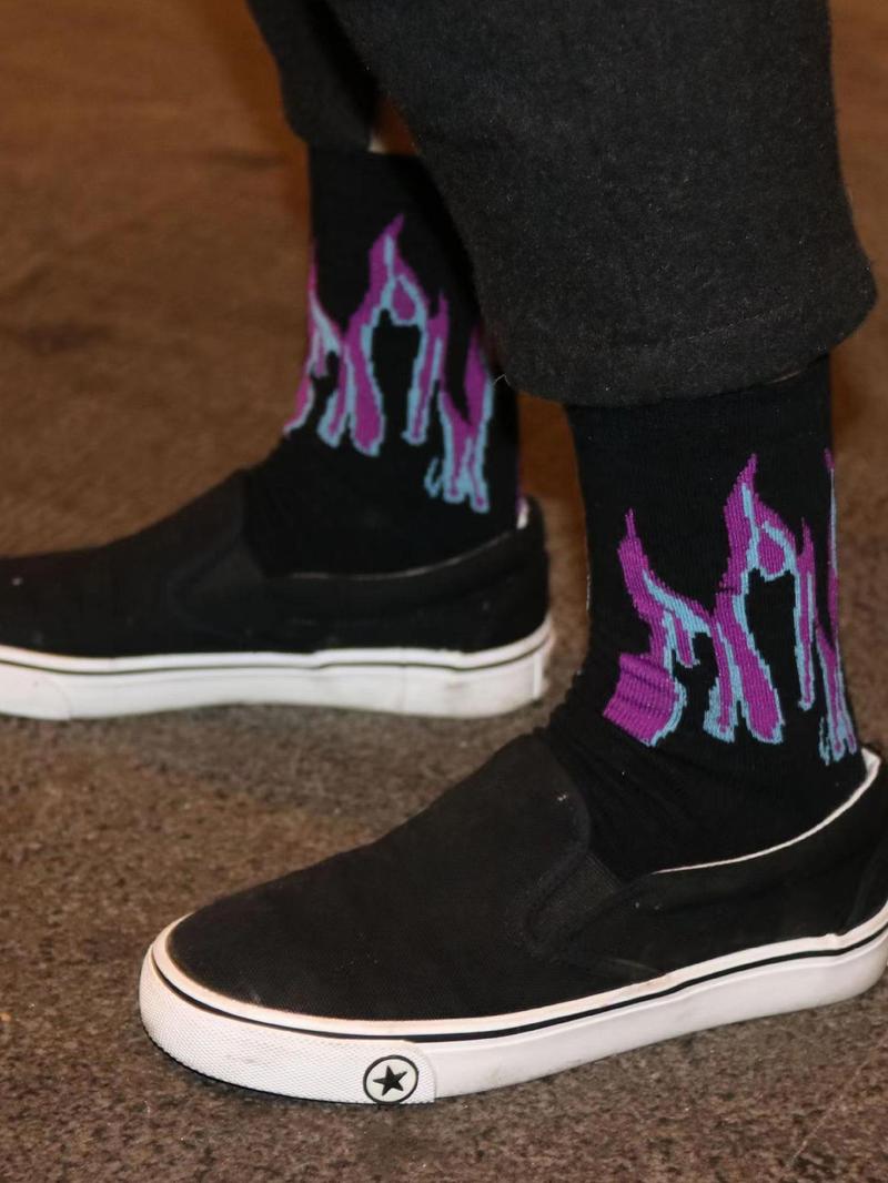 Product Introduction of Men's 4 Pairs Flame Print Crew Socks, Fashion Casual Street Comfy Socks for Daily Outdoor Wear, Men Socks for All Seasons 7