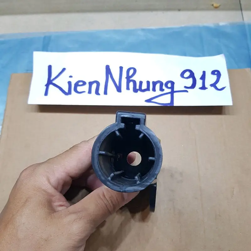 Típ cổ quạt công nghiệp , đường kính lỗ ống là 25mm , độ dày để bắt cổ là 32mm , giúp cố định phần ống sắt với thân dưới quạt 2
