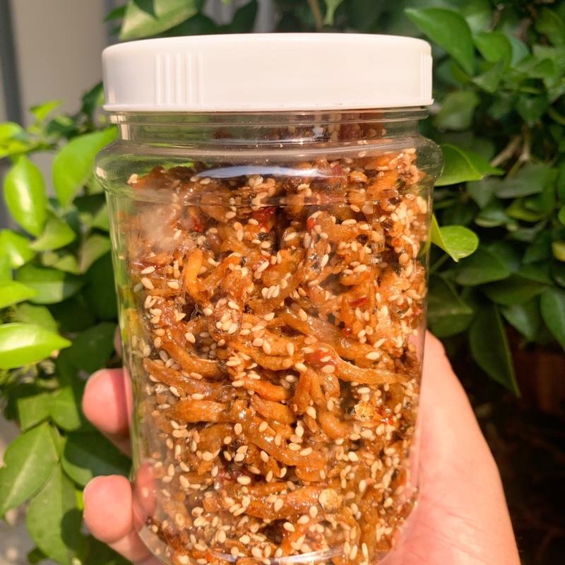 2 Hủ 400G ( Luôn Cả Hủ) Cá Cơm Rim Mè Vừng Vị Mặn Ngọt Cay Nhẹ - Ăn Vặt Cô Hai 1