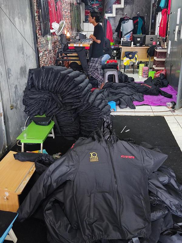 Jaket Custom Logo Satuan Buat komunitas seragam karyawan Keren Parasut Tebal Panjang Distro Hitam Pria  Cowok Casual 4