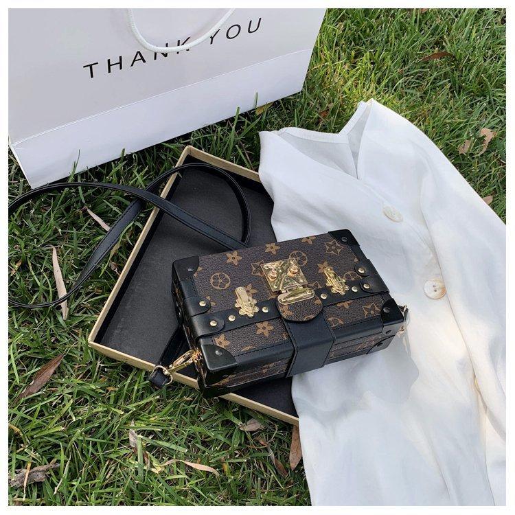 Product Introduction of Vintage Print Women's Box Bag High-Value New Light Luxury Niche Makeup Bag Small Square Bag Single Shoulder Crossbody Bag 9