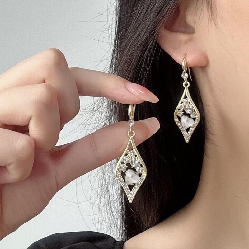 Product Introduction of S925 Silver Gold Plated Fashion Heart Shape Jewelry Earrings for Women Wholesale 5