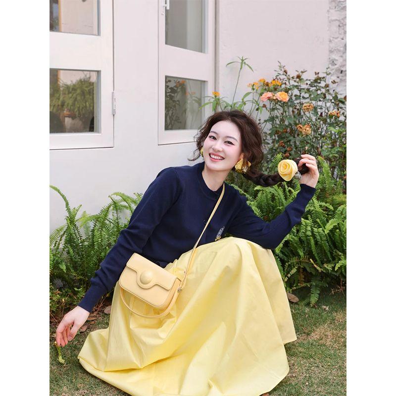Product Introduction of Bộ Đồ Hai Mảnh Cho Nữ, Trang Phục Mùa Xuân Và Mùa Thu, Phong Cách Cô Gái Hàn Quốc, Trẻ Trung Và Nhẹ Nhàng, Ôm Vừa Vặn, Áo Cardigan Dệt Kim Ngắn, Váy Cạp Cao Women Top Nút Cỡ nhỏ Skirts 3