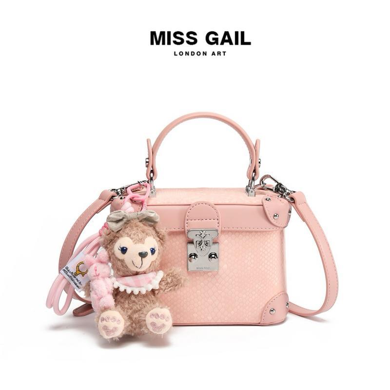 MG1383-11. Túi xách Store Miss Gail dáng cốp tặng kèm gấu xinh hack tuổi, vân da rắn tinh tế, thời thượng. Màu hồng xinh xắn. BST hè 2025  Xách tay/ đeo chéo có dây điều chỉnh. Full box hãng