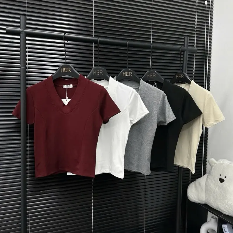 Áo phông nữ cổ tim bo , chất thun zip mềm mại , thoáng và mát giúp thoải mái khi mặc lên người