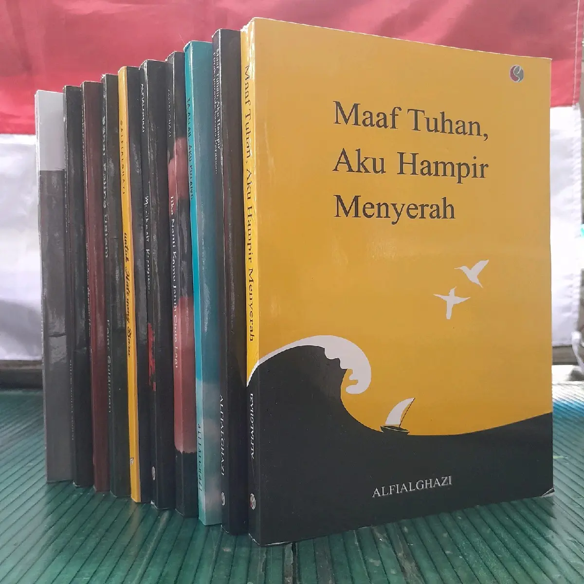 BUKU MOTIVASI / AGAMA / PENGEMBANGAN DIRI / MAAF TUHAN AKU HAMPIR MENYERAH / PORAK PORANDA / IKHLAS PALING SERIUS / SEIKHLAS AWAN MENCINTAI HUJAN Soft Cover