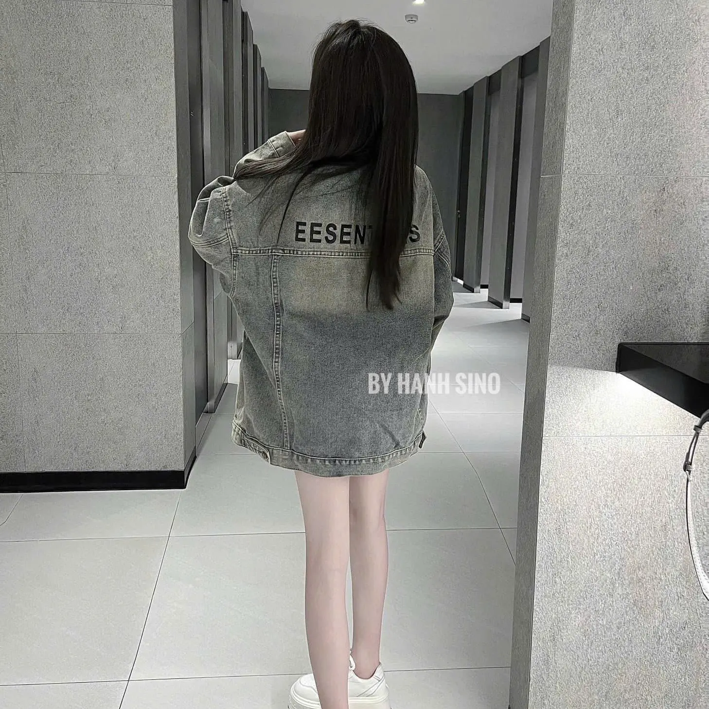 Áo khoác jean nữ tay dài form rộng trơn màu xanh dơ vàng nhạt lưng thêu cá tính
