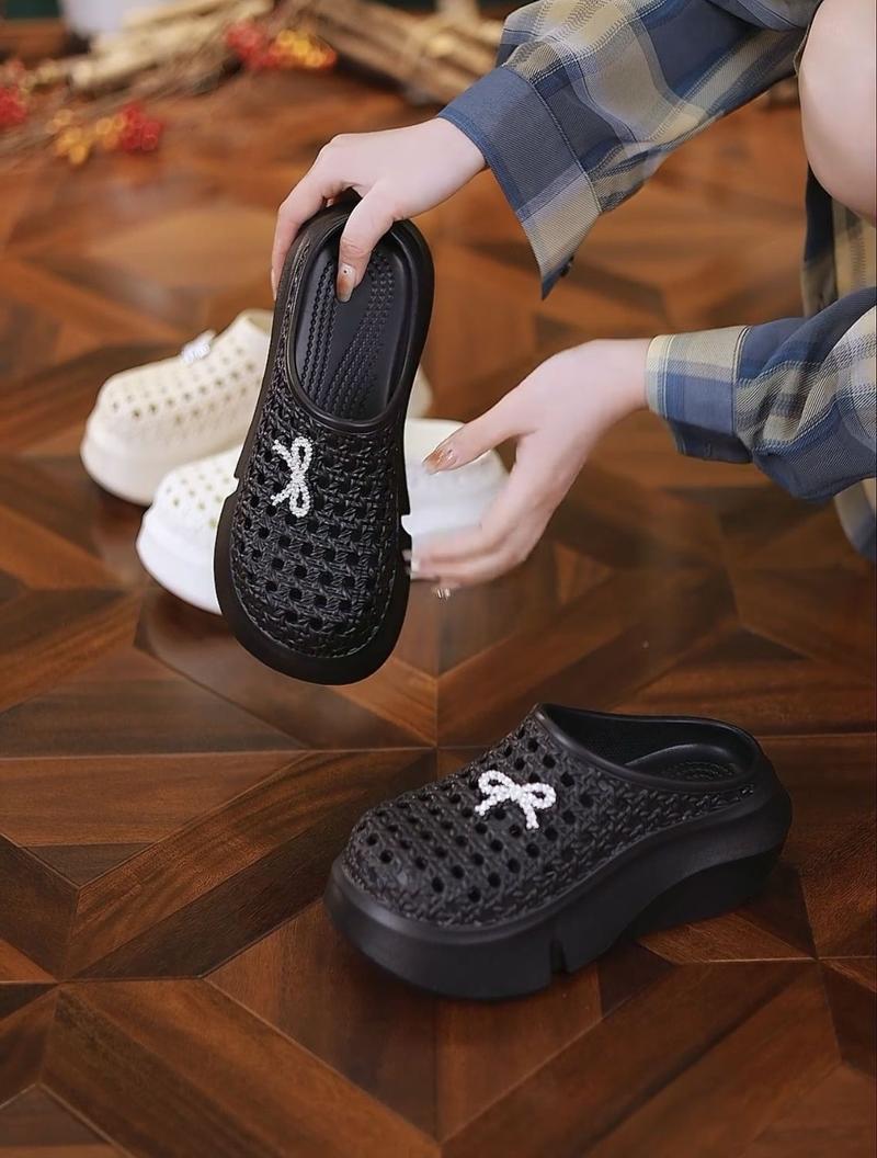 Product Introduction of Giày Tăng Chiều Cao, Bán Chạy Cho Mùa Lò Xo Và Mùa Hè, Đế Dày 7Cm, Siêu Nhẹ, Thoải Mái Khi Bước, Thời Trang, Thiết Kế Dễ Phối Đồ, Guốc, Phong Cách, Giày Tăng Chiều Cao dép  bùi  trà，Tăng thêm 7cm dép  chữ  h 13