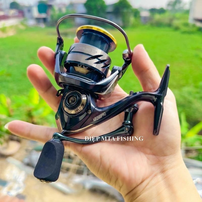  Máy lure Deukio Cao Cấp Air Pro Thế Hệ II kháng mặn nhẹ  tay quay Ren size 2500-3000 có vòng bi trợ lực cối -thân vỏ carbon siêu nhẹ Fishing Đi Câu Bắt Cá Carbon Câu Cá 