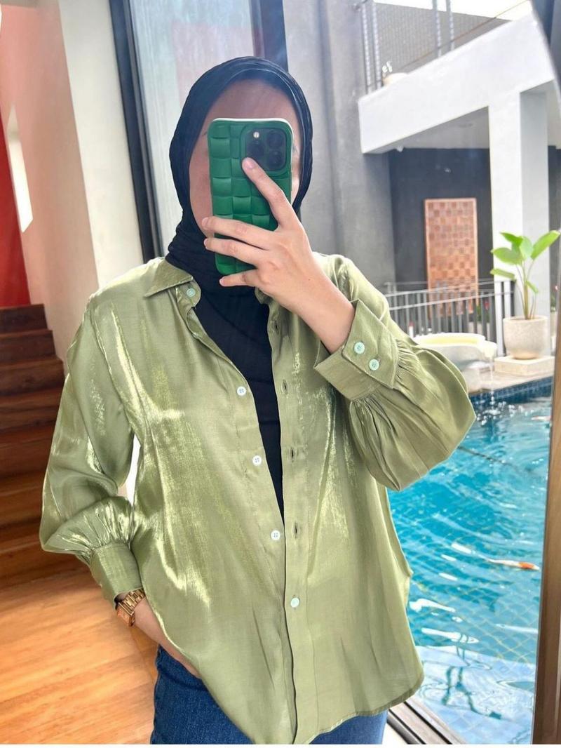 Product Introduction of SHIMMER SHIRT /SHIMMER TOP premium Korean Model terbaru vintage colorfull tebal silky  oversize  atasan  wanita  baju  panjang Kancing Cantik Crop Remaja kemeja bona 2