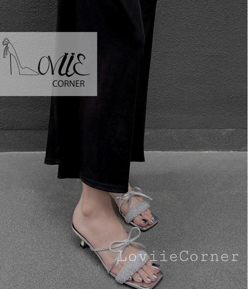 Product Introduction of LOVIIECORNER - GUỐC NỮ MŨI VUÔNG HỞ HIỆN ĐẠI - CAO GÓT QUAI MẢNH NƠ VIỀN CHỈ PHỐI QUAI NGANG ĐÍNH ĐÁ GÓT 6 PHÂN - DD241071 4