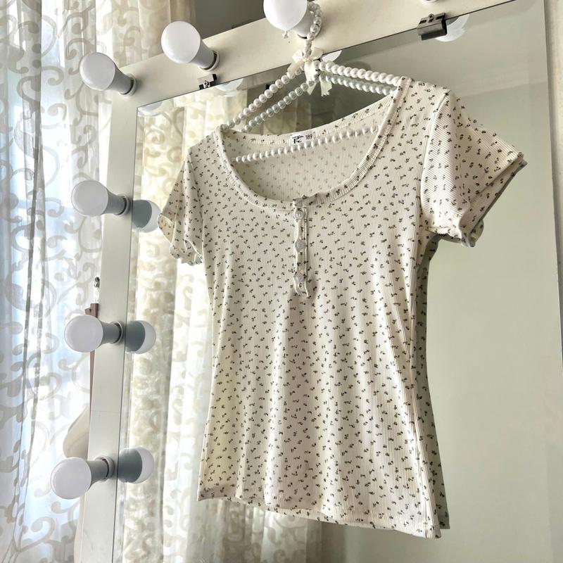 Áo Thun Nữ Cổ U Tay Ngắn In Hoa Nhí Cài Nút Phong Cách Hàn Quốc Chất Thun Tăm Lạnh Ôm Body Bare Samsu Giveme.clothing_saigon Women Kem Top Dáng Ngắn Dáng Ngắn 7