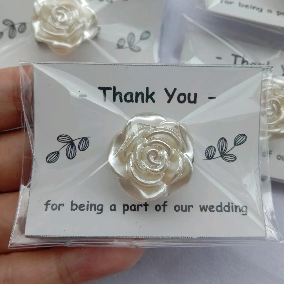 Souvenir Bross isi 50 pcs, Kartu 4x5, Ukuran Bross 2cm, Gratis Kartu Ucapan Terima Kasih - Clips