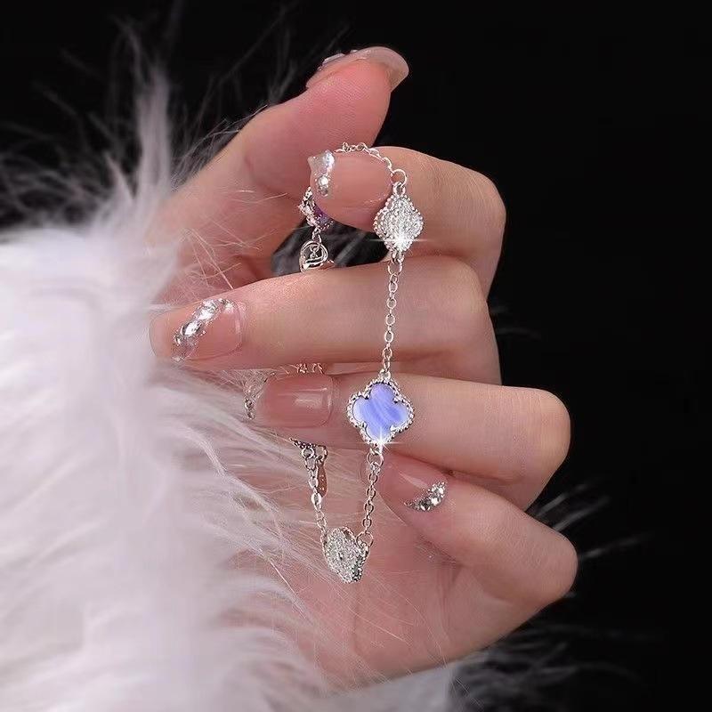 Product Introduction of Super Sparkling Clover Bracelet for Women's Ins, Light Luxury, niche, Personalized, Versatile Handpiece 3