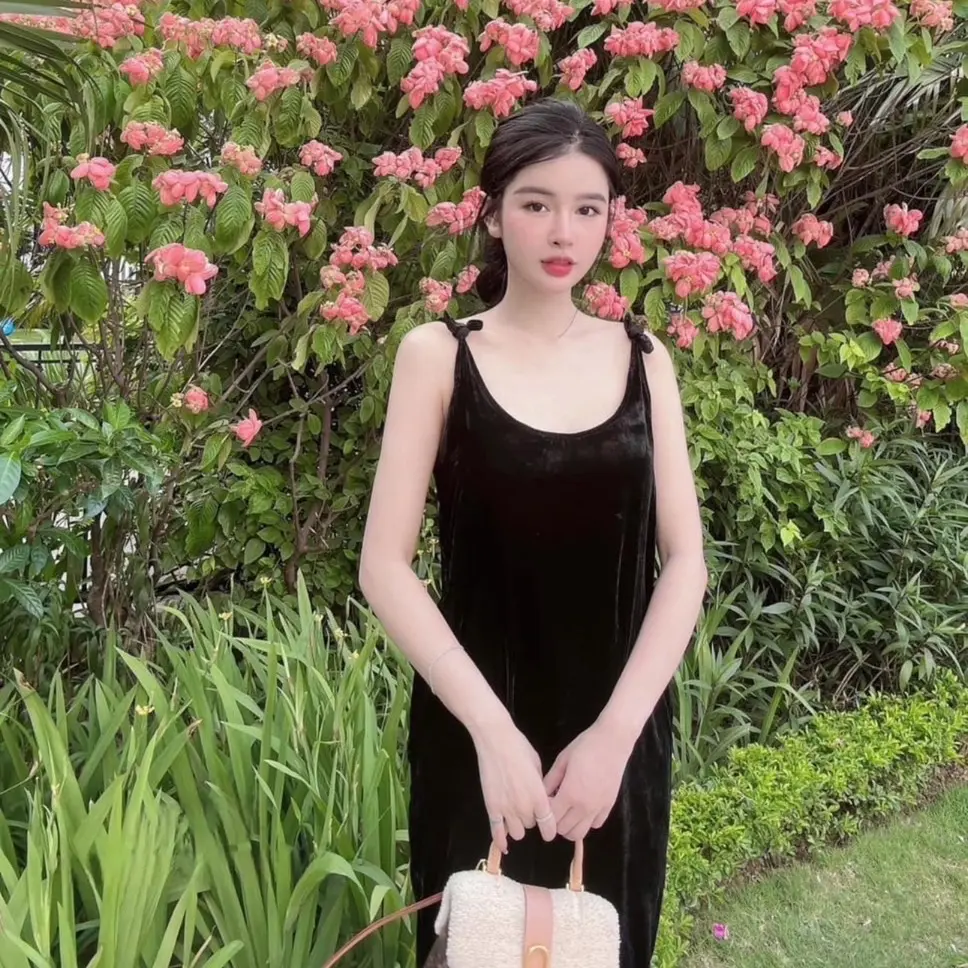 Váy nhung hai dây kiểu thắt nơ vai, nơ vai có thể điều chỉnh, dáng váy dài bầu bí bon chen thoải mái
