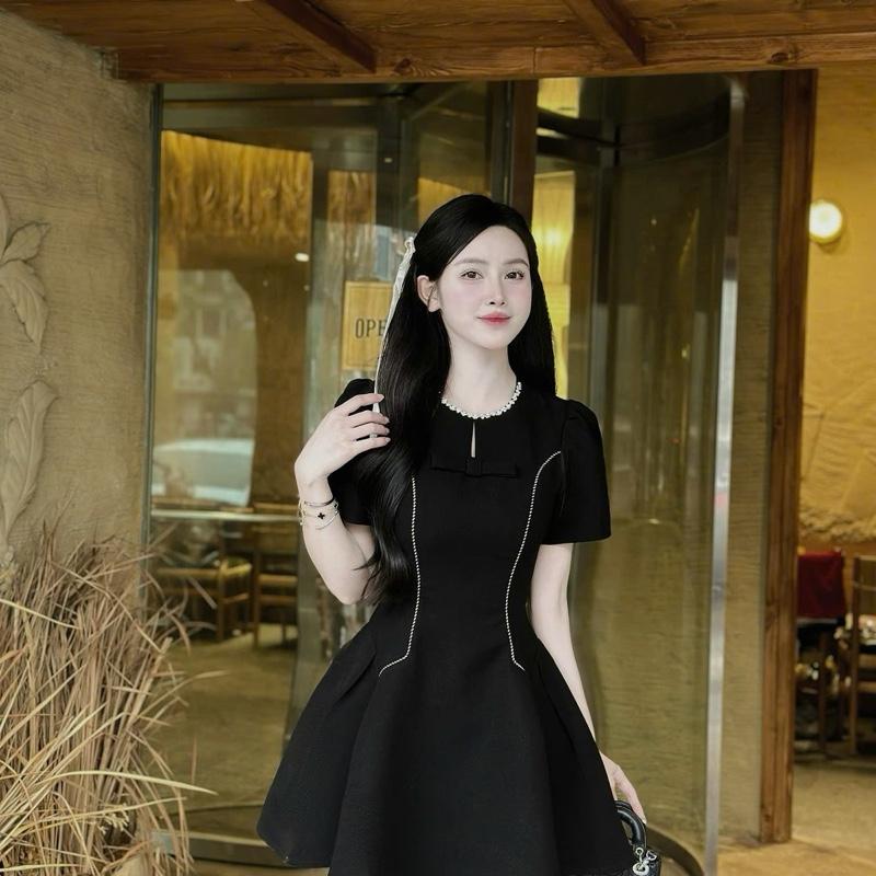  Đầm thiết kế cổ tròn tay ngắn xoè nhẹ phối nơ eo cách điệu xinh xắn nhẹ nhàng 