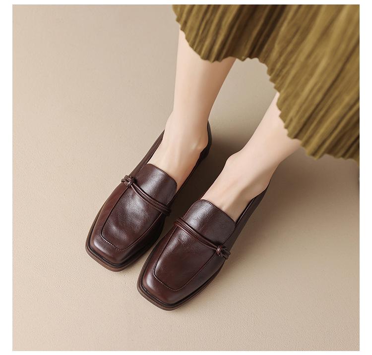 Product Introduction of 2025 Summer New Fashion Square Toe Shoes For Women Retro British Style Small Leather Shoes New Mid-Heel Single Shoes 4
