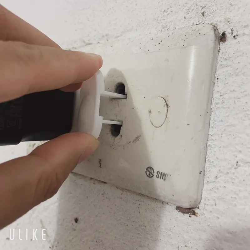 Nút bịt ổ điện 2 chân an toàn cho bé - Tấm nhựa chắn ổ điện cách điện 1