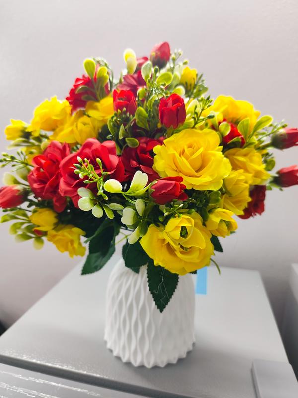 combo 4 cành Tặng 1 Bình Nhựa Cứng ,Canh Hoa Hồng Tỉ Muội  Mầu Vàng với Đỏ  cao 25 cm , cành 7 hoa ,7 nụ kèm Điểm Decor Phòng Trang Trí Nhà bình  hoa hoa  cốc 7