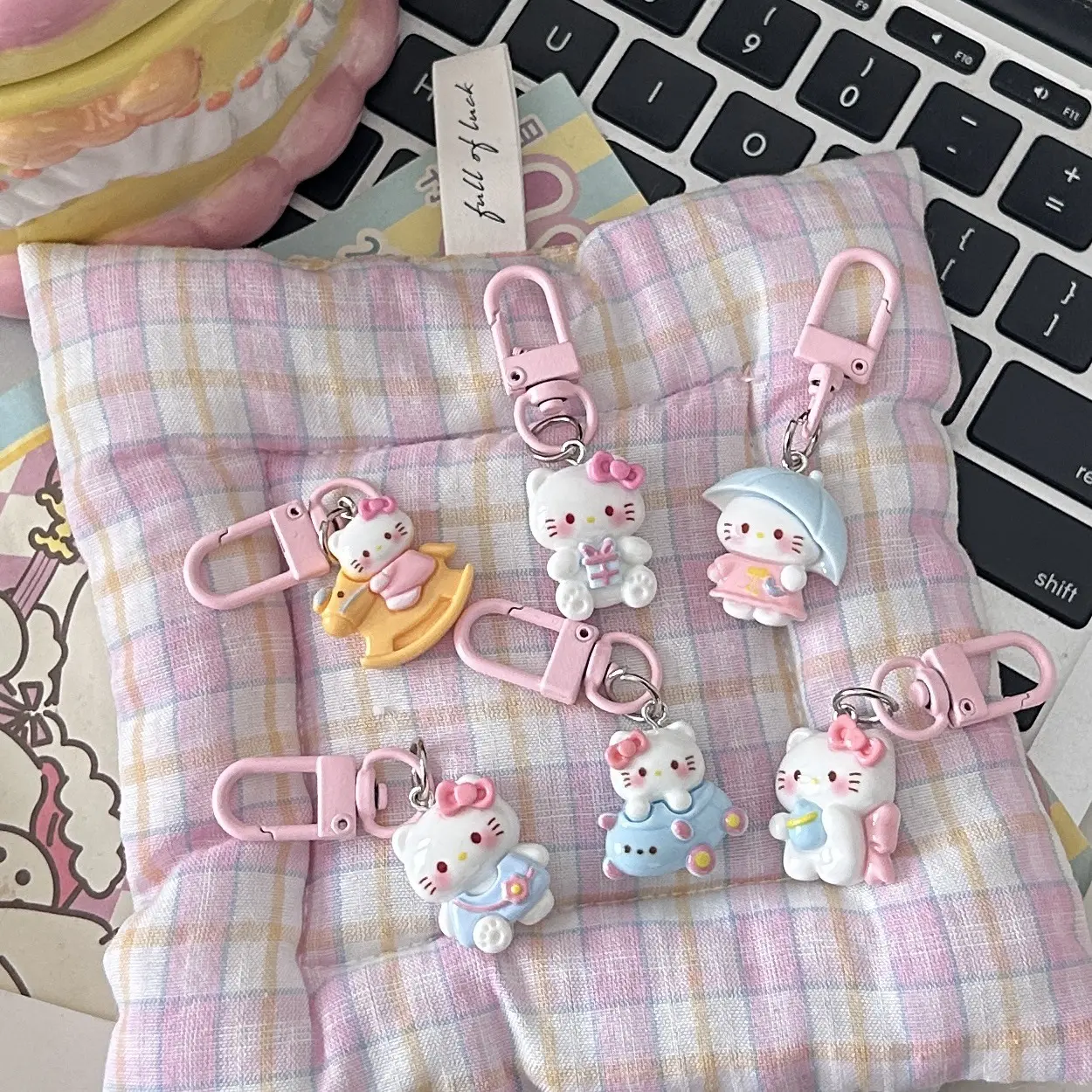 Rantai Kunci, Pesona Telefon Bimbit, Perhiasan Telefon Bimbit, Boleh Tukar, Rantai Kunci KT Merah Jambu, Kartun Comel, Sesuai untuk Gadis Remaja, Loket Manis, Aksesori Pasangan, Hadiah dan Hadir