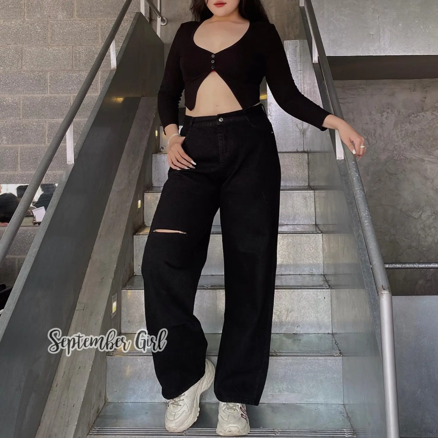 (Mã 1102) Quần Jean Bigsize Đen ống Rộng, Rách gối, Lưng Cao Qua Rốn, Không Co Giãn