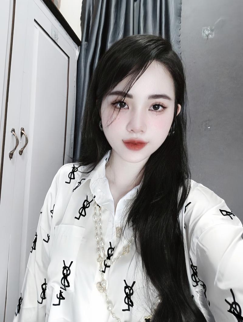 Product Introduction of Áo sơ mi lụa nút vàng dáng rộng dấu quần tay dài Top Nữ 3