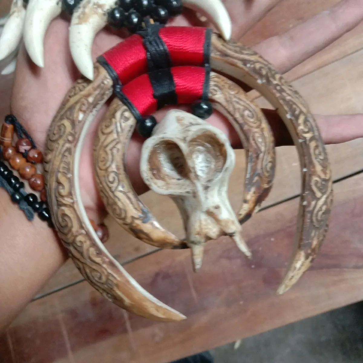 KALUNG ETNIK TARING BABI UKIR TENGKORAK MONYET REPLIKA