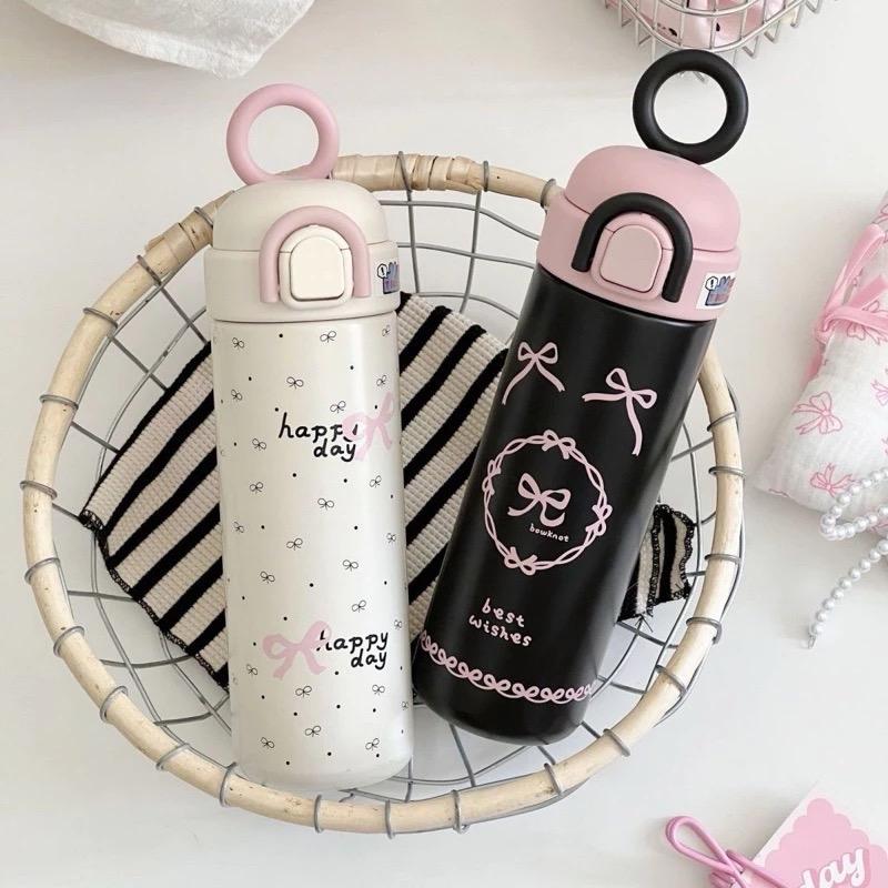 Bình nước giữ nhiệt Hoạ Tiết NƠ 500ml inox có tay cầm tiện lợi Tặng Kèm Túi Trong Suốt
