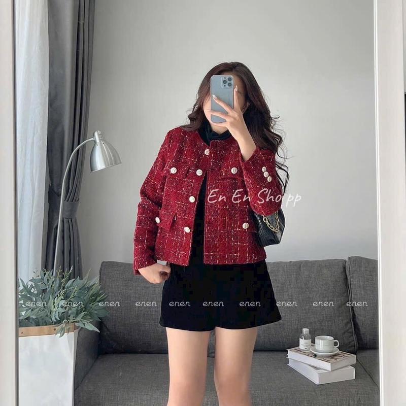 Áo Khoác Dạ Tweed Đỏ Nữ Dài Tay 4 Nắp Túi Đính Cúc Vàng độn vai cổ tròn thời trang 2