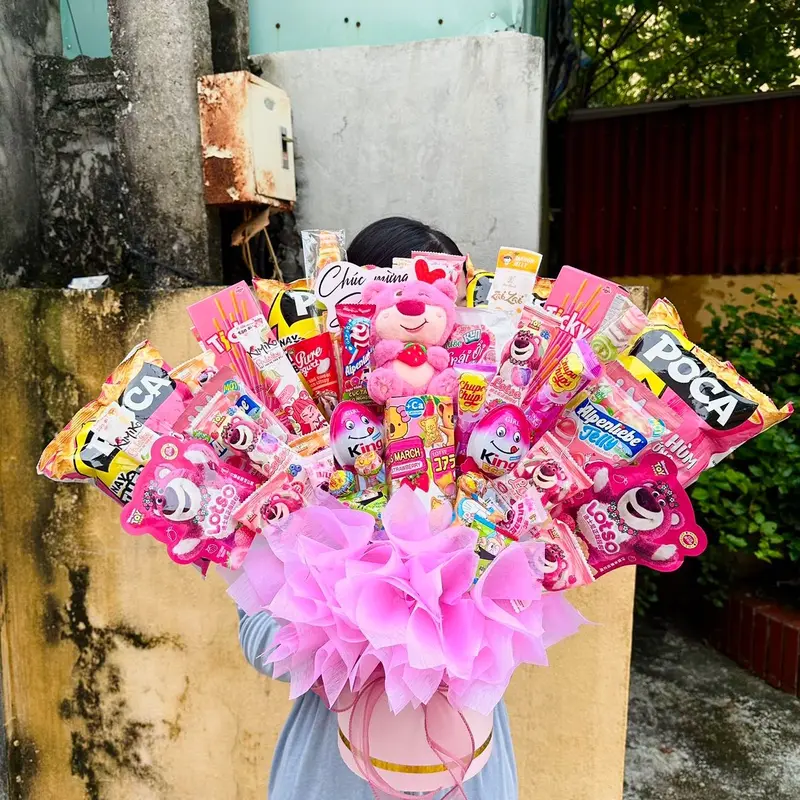 Giỏ quà tặng hoa bánh kẹo màu hồng tặng trung thu sinh nhật lễ tết tặng kèm ( đèn  nháy+ thiệp) 1