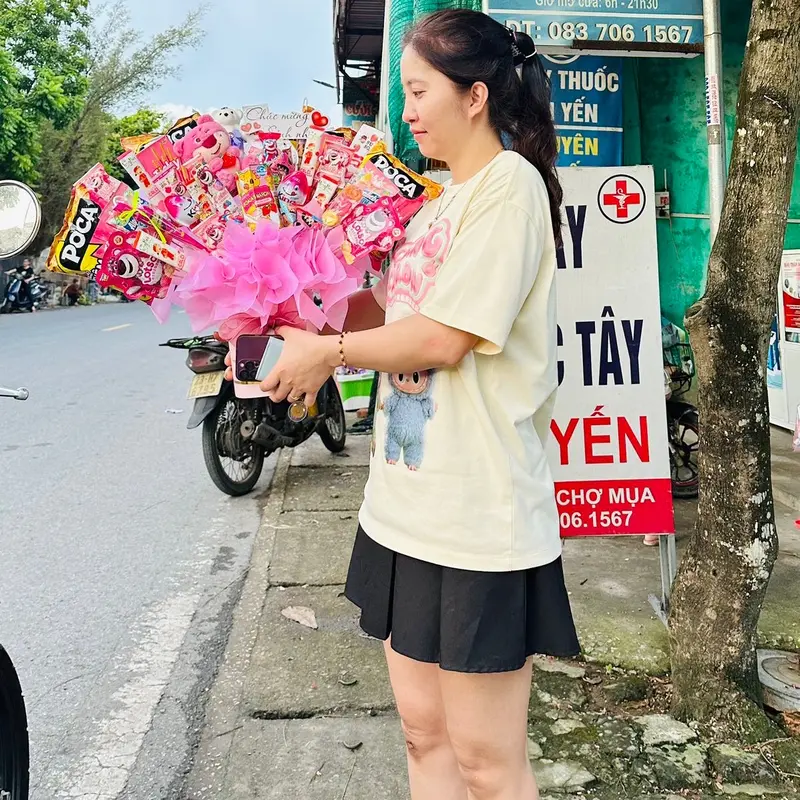 Giỏ quà tặng hoa bánh kẹo màu hồng tặng trung thu sinh nhật lễ tết tặng kèm ( đèn  nháy+ thiệp) 4